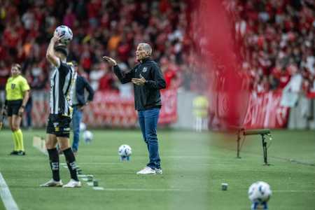 Juan Pablo Vojvoda durante Internacional x Santos