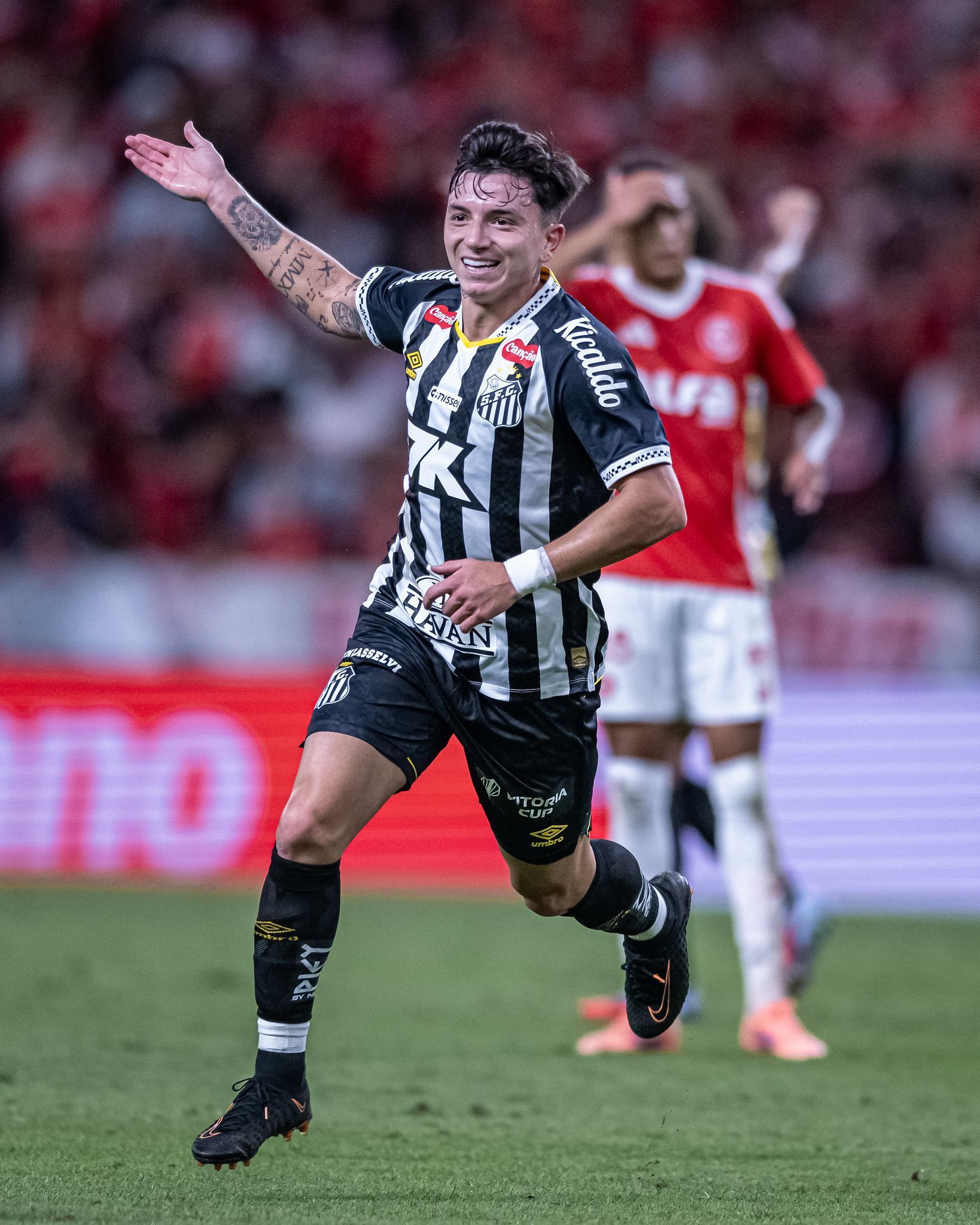 Ex-Cruzeiro, Barreal vive temporada mais artilheira da carreira no Santos