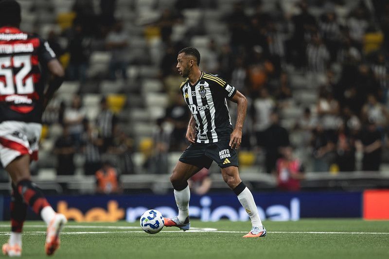 Titular do Atlético sente dores e é substituído durante jogo contra Flamengo