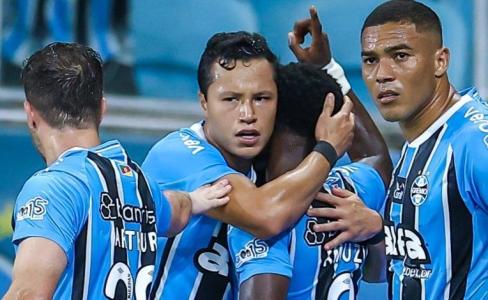 Marlon (abraçando Amuzu) detonou a arbitragem da CBF no mês passado