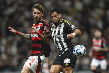 Léo Pereira, do Flamengo, e Hulk, do Atlético, em ação na Arena MRV nesta terça-feira (25)