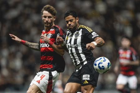 Léo Pereira, do Flamengo, e Hulk, do Atlético, em ação na Arena MRV nesta terça-feira (25)