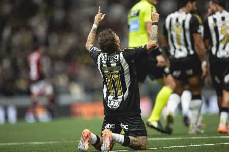 Bernard celebra gol sobre o Flamengo pelo Brasileiro