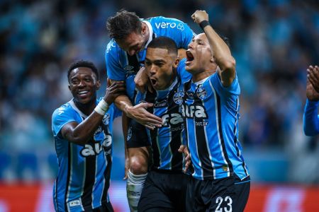 Amuzu, Carlos Vinicius e Marlon são titulares absolutos no Grêmio