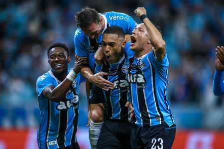 Amuzu, Carlos Vinicius e Marlon são titulares absolutos no Grêmio