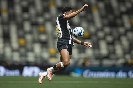 Rony em ação pelo Atlético em duelo contra o Flamengo