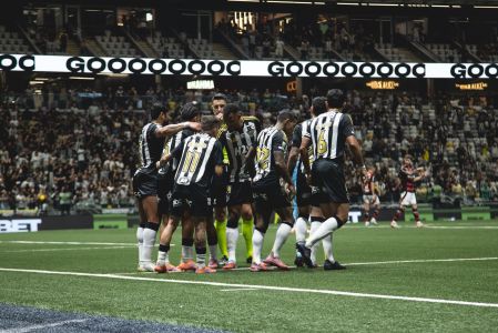 Jogadores do Atlético celebram gol sobre Flamengo na Arena MRV nessa terça-feira (25)