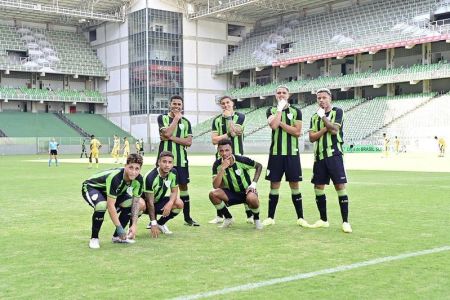 Jogadores do América comemoram gol contra o IAPE-MA, na Arena Independência