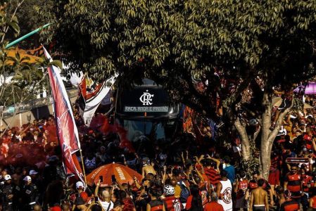 AeroFla: torcida do Flamengo abraça delegação rubro-negra no embarque para a final da Libertadores