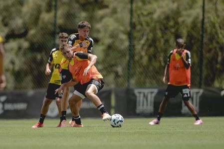Ivan Román e Vitinho em treino do Atlético na Cidade do Galo