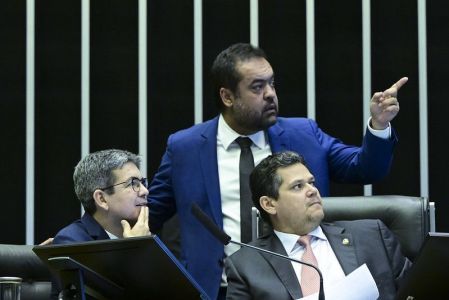 Cláudio Castro, govenador do RJ, esteve presente durante a votação no Congresso