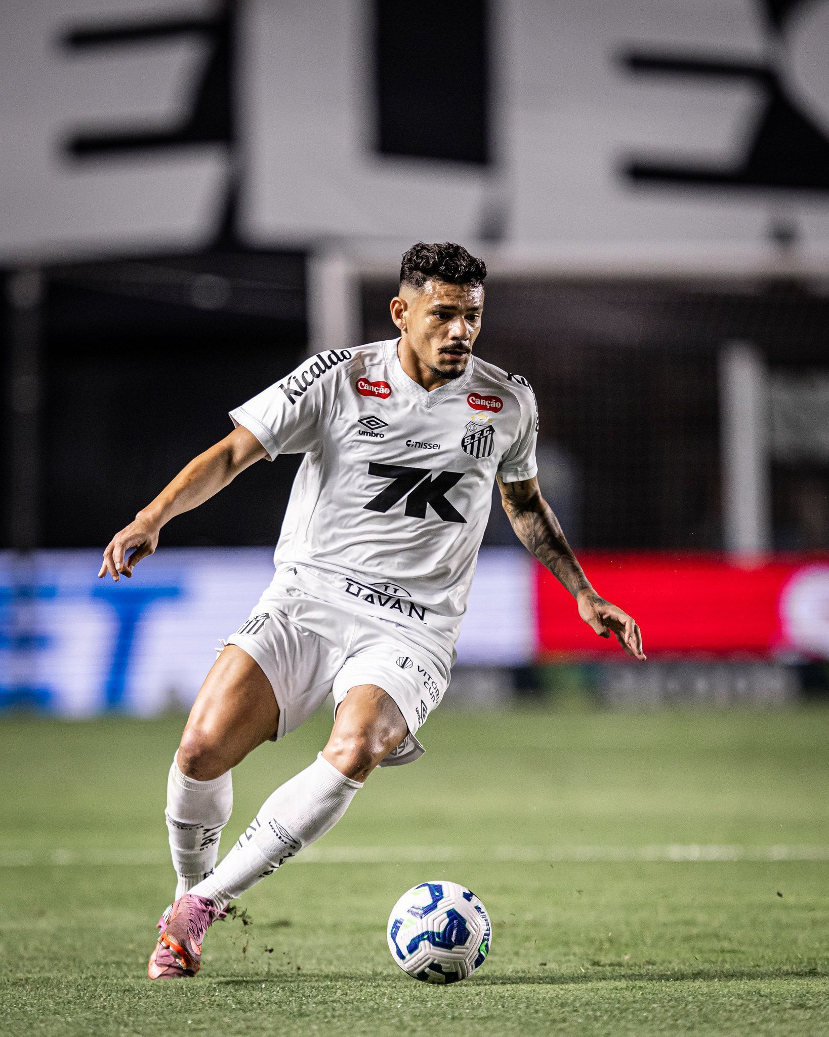 Provável desfalque contra o Juventude, atacante do Santos deve retornar diante do Cruzeiro