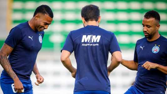 Jean Lucas, Everton Ribeiro e Caio Alexandre durante aquecimento do Bahia antes de partida contra o Juventude