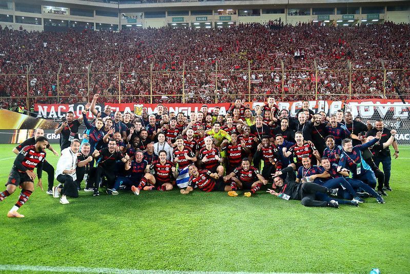 Comentarista da TNT se emociona e chora após tetra do Flamengo na Libertadores