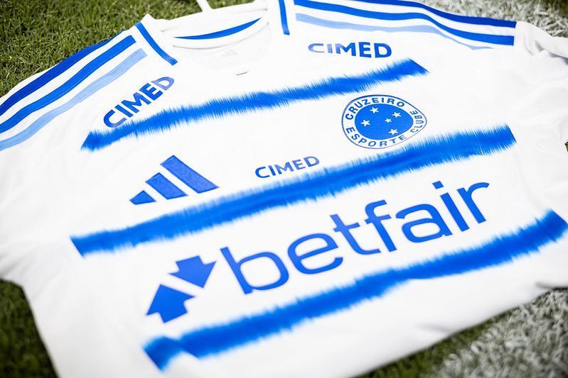 Cruzeiro alinha acordo com casa de apostas e deve ter mudança no patrocínio máster