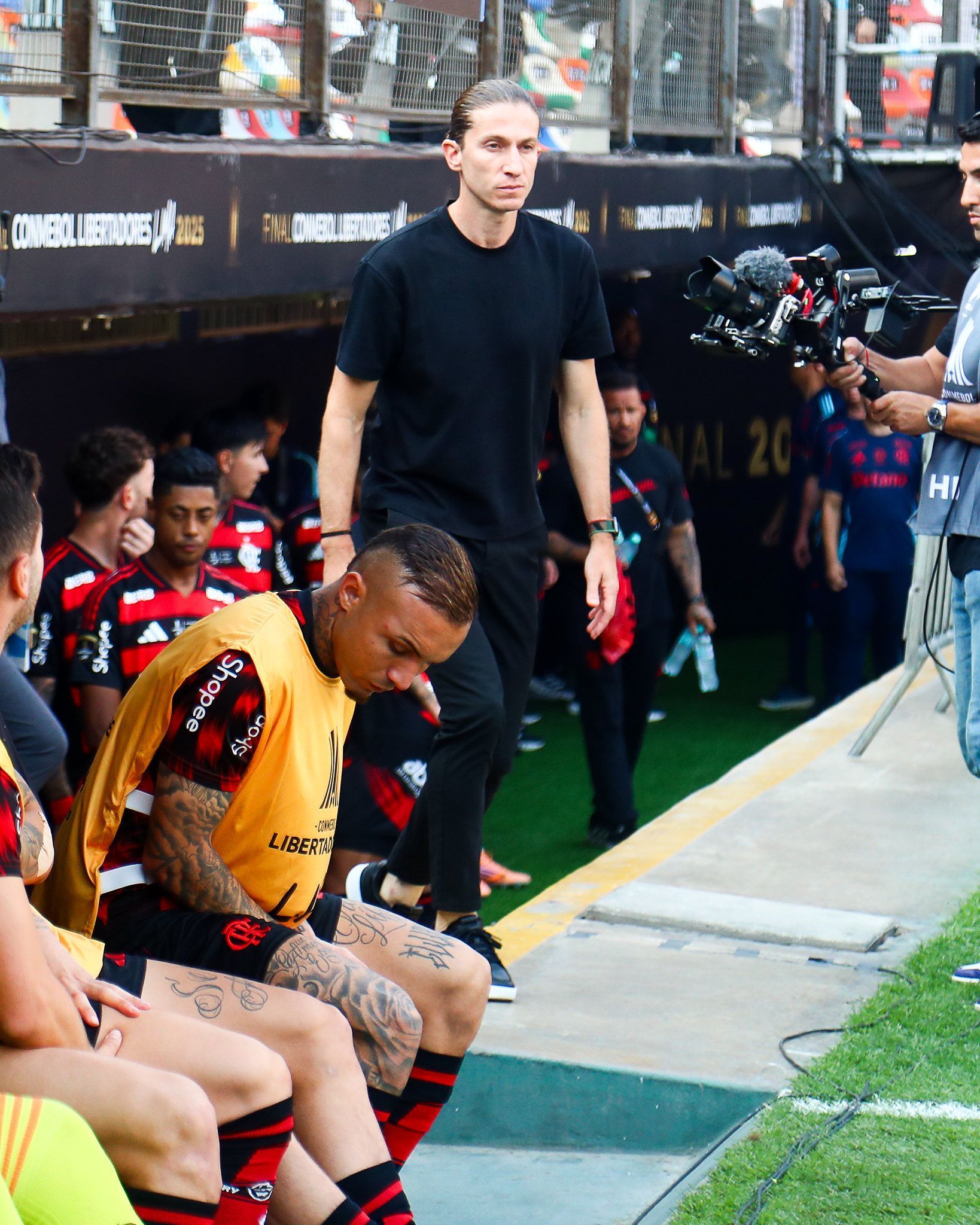 Filipe Luís dedica título da Libertadores aos garotos do Ninho: 'Sei que estão comigo'