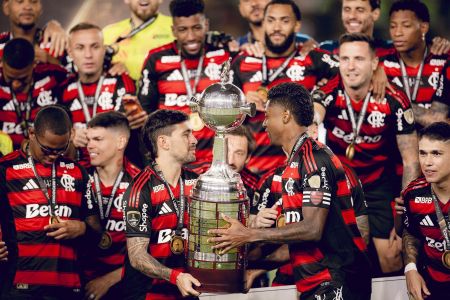 Lendas do Flamengo, Arrascaeta e Bruno Henrique levantam a taça da Libertadores da América