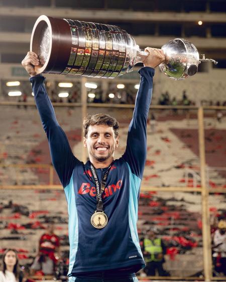 Rodrigo Caio com a taça da Libertadores: o zagueiro é campeão da América pela terceira vez