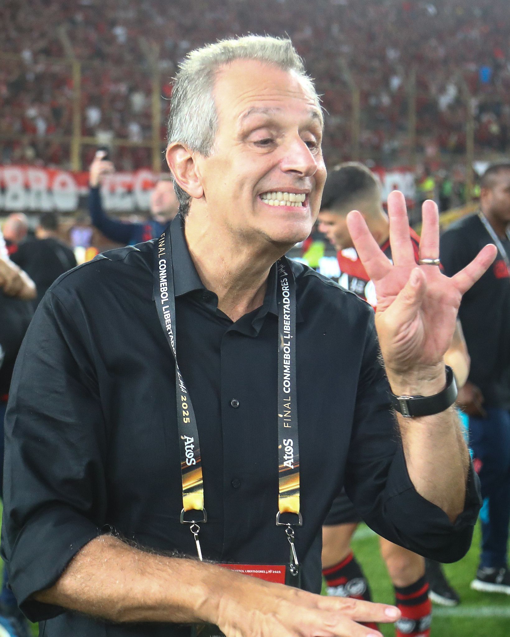 Presidente do Flamengo explica o que falta para renovação de Filipe Luís