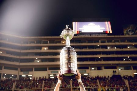 Taça da Copa Libertadores no Estádio Monumental de Lima, no Peru