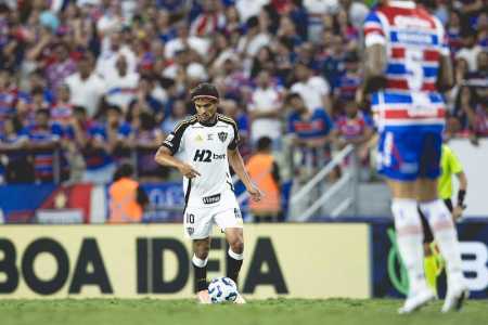Gustavo Scarpa em ação pelo Atlético contra o Fortaleza na Arena Castelão
