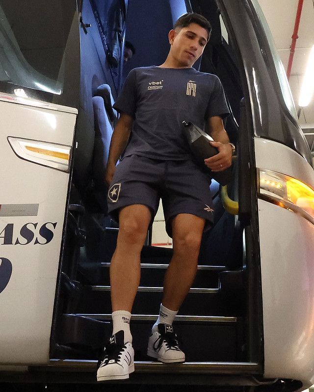 Meia do Botafogo sente dores, é substituído e pode ser desfalque contra o Cruzeiro