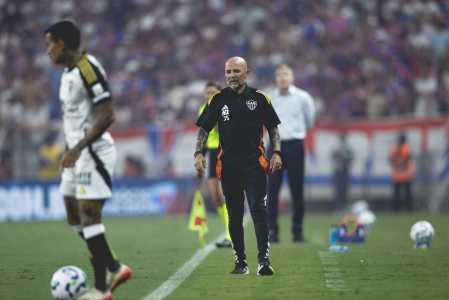 Sampaoli durante duelo entre Atlético e Fortaleza