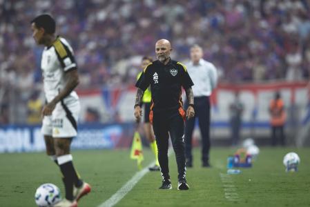 Sampaoli durante duelo entre Atlético e Fortaleza
