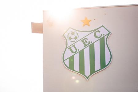 Escudo do Uberlândia no revitalizado CT Ninho do Periquito, em Uberlândia