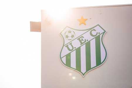Escudo do Uberlândia no revitalizado CT Ninho do Periquito, em Uberlândia