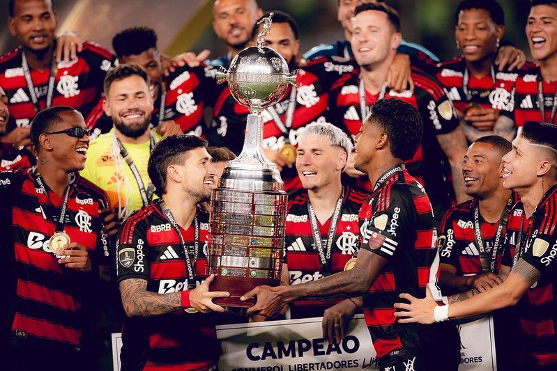 Flamengo restaura taça da Libertadores após acidente na festa do título; veja
