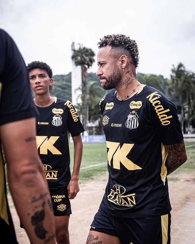 Pai de Neymar revela que astro pensou em desistir do futebol após lesão