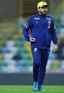 Arthur Elias é eleito segundo melhor treinador do mundo de seleções