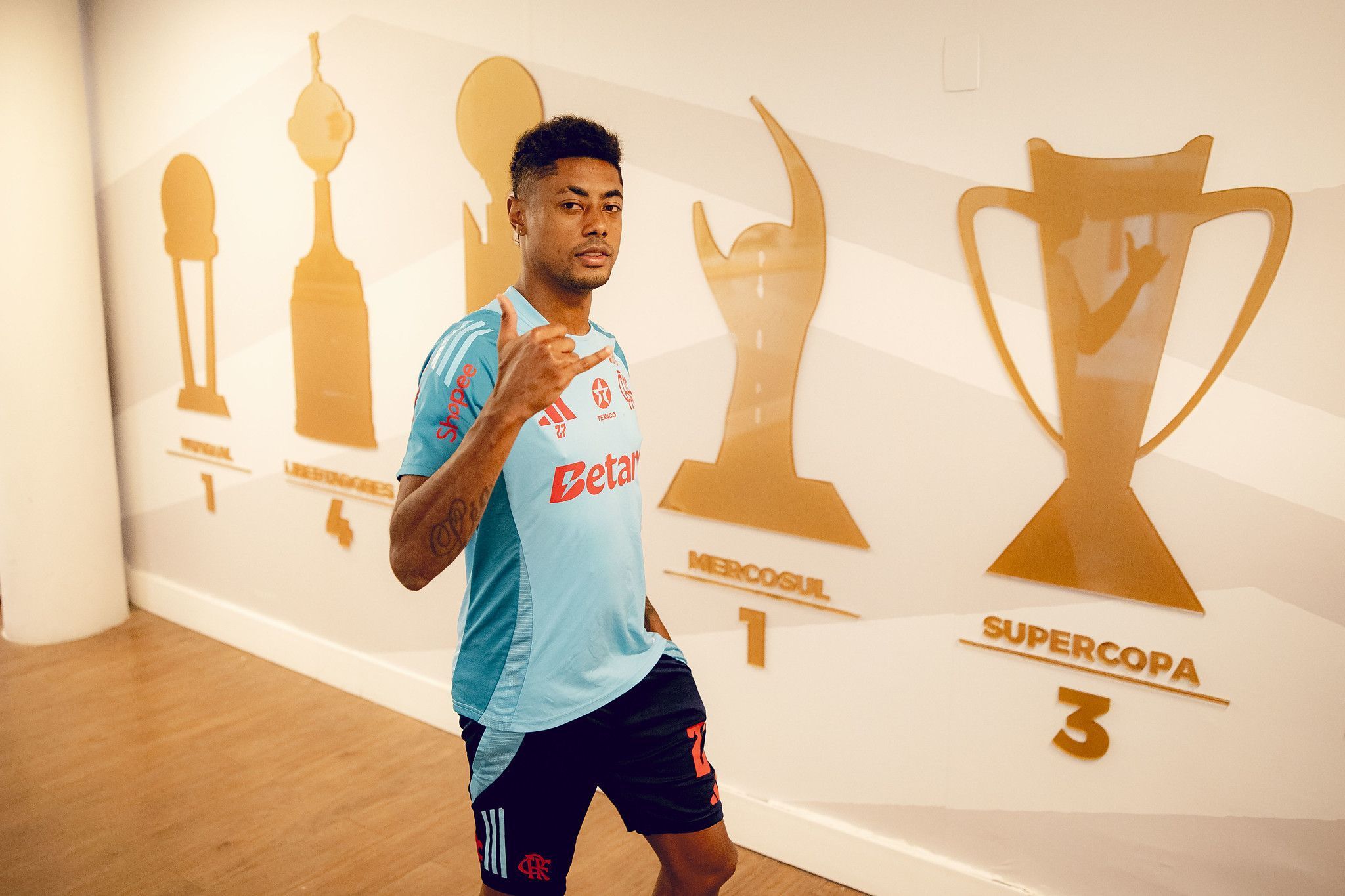 Flamengo atualiza murais do Ninho do Urubu com o tetra da Libertadores