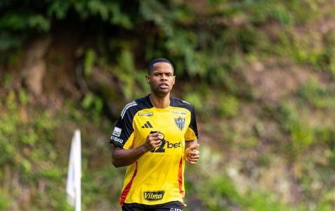 Júnior Santos, atacante do Atlético, em corrida na Cidade do Galo