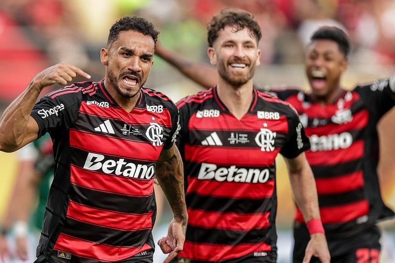 Salto que valeu o título: entenda trabalho que ajudou Danilo a ser herói no Flamengo