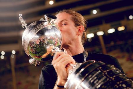 Filipe Luís beija a taça da Libertadores: técnico conquistou a América pelo Flamengo em 2025