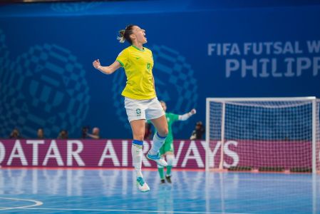Emilly comemora gol do Brasil na Copa do Mundo de Futsal