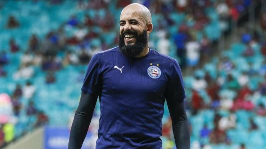Goleiro Danilo Fernandes durante aquecimento para a partida entre Bahia e Sport pelo Campeonato Brasileiro