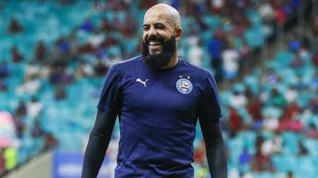 Goleiro Danilo Fernandes durante aquecimento para a partida entre Bahia e Sport pelo Campeonato Brasileiro