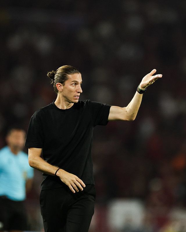 Campeão brasileiro, Filipe Luís faz história e entra em seleta lista de 10 nomes