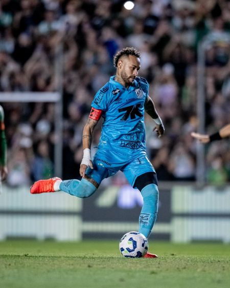 Neymar durante cobrança de pênalti no Alfredo Jaconi