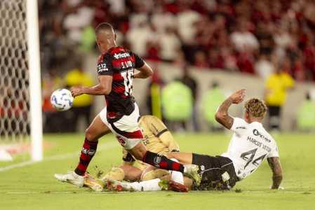 Samuel Lino marca gol contra o Ceará em duelo nesta quarta-feira (3) no Maracanã