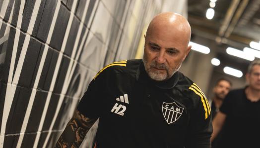 Jorge Sampaoli, técnico do Atlético, na chegada à Arena MRV nesta quarta-feira (3)