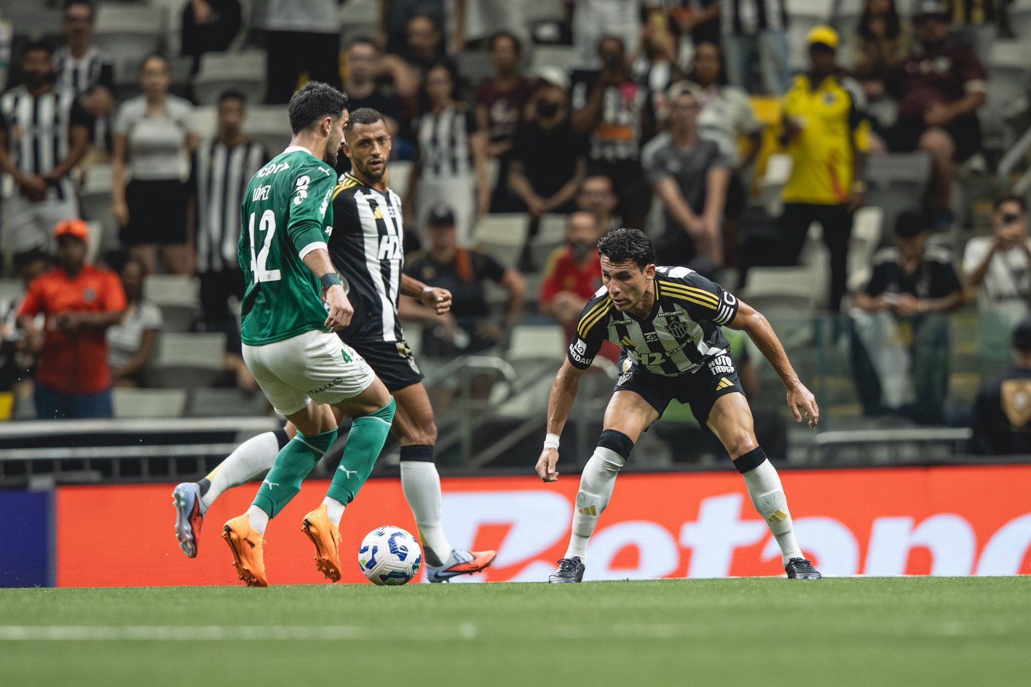 Titular do Atlético é vaiado e substituído após falha contra o Palmeiras no Brasileirão