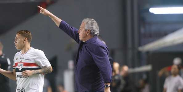 Abel Braga à beira do campo da Vila Belmiro, em Santos, durante a derrota do Inter para o São Paulo
