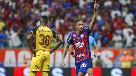 Lateral-esquerdo Luciano Juba comemora gol do Bahia contra o Sport, seu ex-clube