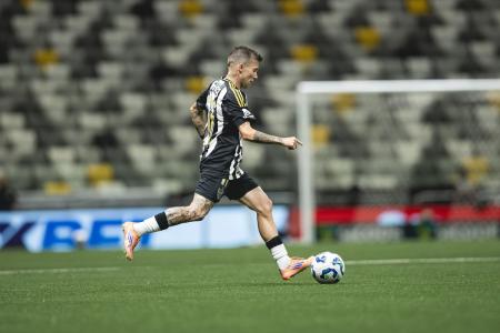Bernard durante duelo entre Atlético e Palmeiras