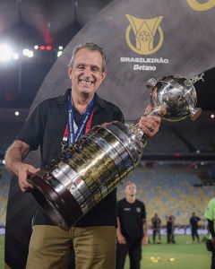 Bap, presidente do Flamengo, com taça da Libertadores