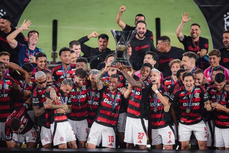 Flamengo com a taça do Campeonato Brasileiro: Rubro-Negro conquistou a Série A